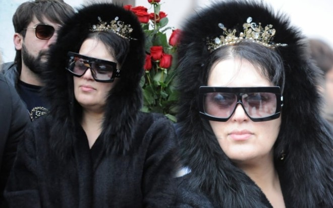 Elzanın dəfnə tac taxıb getməsi tənqid olundu