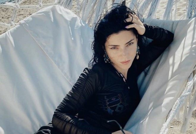 Aktrisa maska taxmır və qaydaları pozur