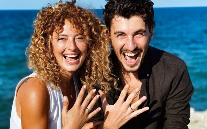 Aktrisa müğənni ilə&nbsp;nişanlandı