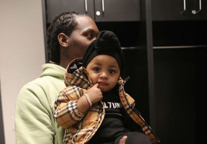 Məşhur ifaçı qızına bahalı kreslo aldı - foto