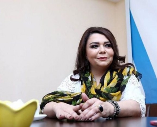 Xalq artisti əsgərlərimiz üçün dualar edir