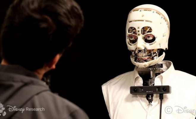 İnsan baxışına malik robot yaradıldı