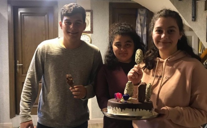 Üçəmlərinin fotosunu paylaşdı