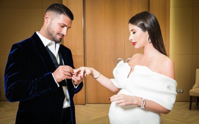 Hamilə müğənni ərə getdi - foto