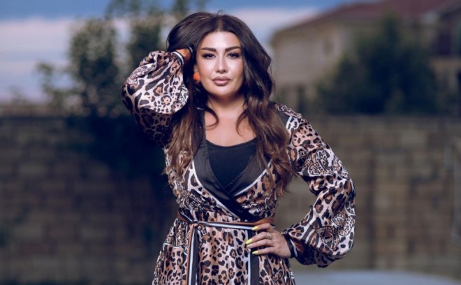 Məşhur müğənni həmcinsi ilə nişanlandı - foto