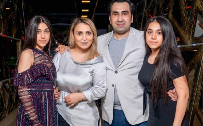 Elton ailəsinin fotosunu paylaşdı