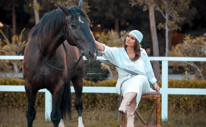 Şəbnəmin ağ geyimdə atlarla fotosessiyası