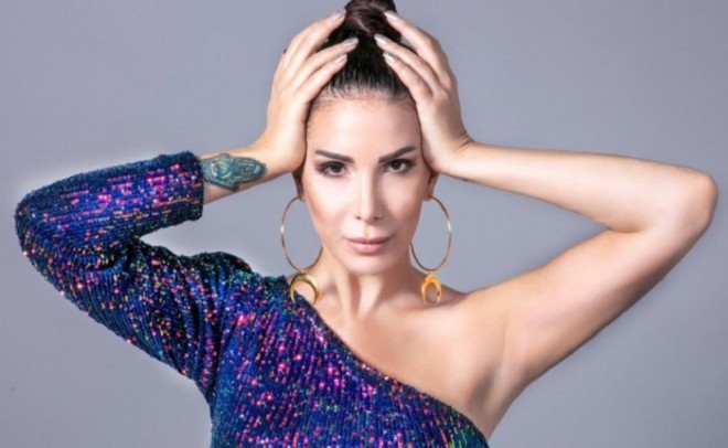 Müğənninin evinə oğru girib