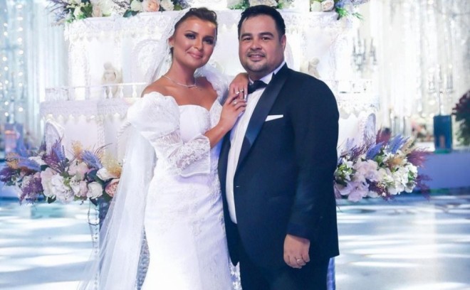 Sevda toydan borca düşməyib