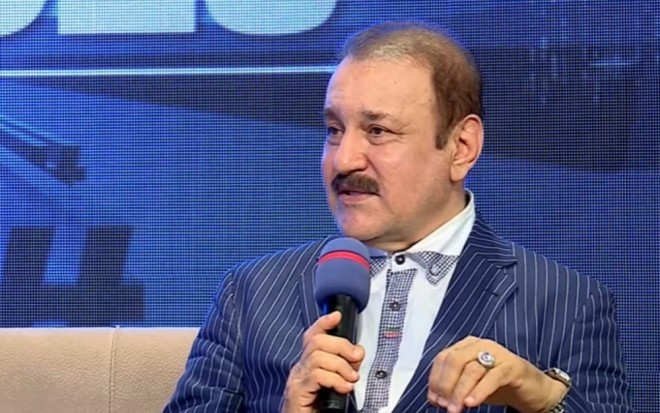 Əməkdar artist saç əkdirib