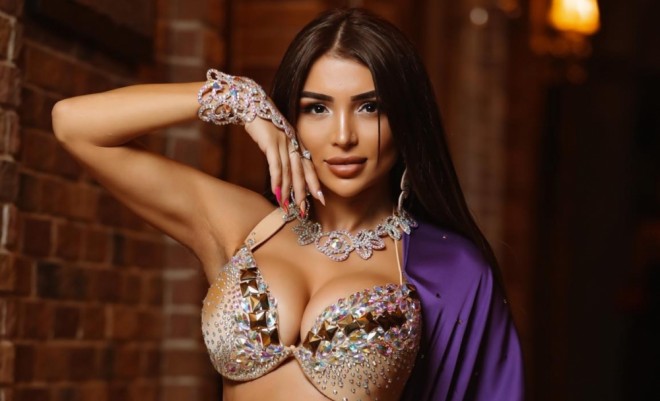 Rəqqasə bağ evi alıb

