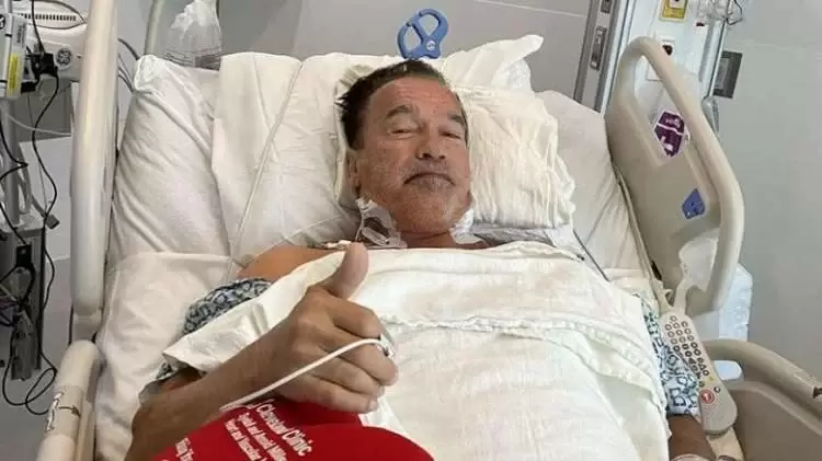 Arnold Şvartsenegger əməliyyat olunub