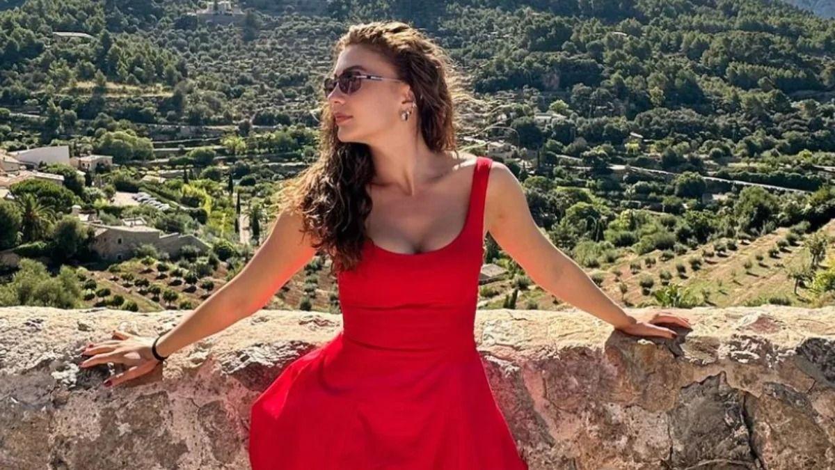 Aktrisan;n qırmızı mini paltarı - FOTO